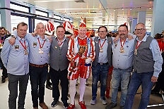 03 Herrens AMaB 2026-02-08 01  Tour-Tag, 8. Februar -Start war an diesem Sonntag mit der Herrensitzung der Rot-Weißen aus Hamborn im Abteikeller. Danach wurde uns  eine Spende für den neuen Inklusions-Bus vom Meidericher Hilfswerk e.V. übergeben. Weiter zur Herrensitzung  der » Blauen Jungs « an gewohnter Stätte. Zur Stärkung zwischendurch war dann das Grünkohlessen von Bienen Lindner im „Langgasthof Schenke“. Nach einem Besuch in unserem Standquartier, UT_Ungelsheimer Treff“, waren wir beim 4:2 des MSV vs. Verl in der schauinsland-reisen Arena. : DVPJ, Toni I, Jules I., Prinz Karneval, Prinz, Prinzessin Aileen I., Hofmarschälle, Page, Pagen, Paginnen, HDK, Duisburg, Karneval, Helau, Tollität, Event, Session 2025, Session 2025, HDK Duisburg, Hauptausschuss, Hauptausschuss Karneval Duisburg, Duisburg ist echt