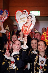 03 Herrens AMaB 2026-02-08 09  Tour-Tag, 8. Februar -Start war an diesem Sonntag mit der Herrensitzung der Rot-Weißen aus Hamborn im Abteikeller. Danach wurde uns  eine Spende für den neuen Inklusions-Bus vom Meidericher Hilfswerk e.V. übergeben. Weiter zur Herrensitzung  der » Blauen Jungs « an gewohnter Stätte. Zur Stärkung zwischendurch war dann das Grünkohlessen von Bienen Lindner im „Langgasthof Schenke“. Nach einem Besuch in unserem Standquartier, UT_Ungelsheimer Treff“, waren wir beim 4:2 des MSV vs. Verl in der schauinsland-reisen Arena. : DVPJ, Toni I, Jules I., Prinz Karneval, Prinz, Prinzessin Aileen I., Hofmarschälle, Page, Pagen, Paginnen, HDK, Duisburg, Karneval, Helau, Tollität, Event, Session 2025, Session 2025, HDK Duisburg, Hauptausschuss, Hauptausschuss Karneval Duisburg, Duisburg ist echt