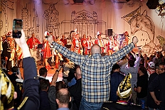 03 Herrens AMaB 2026-02-08 17  Tour-Tag, 8. Februar -Start war an diesem Sonntag mit der Herrensitzung der Rot-Weißen aus Hamborn im Abteikeller. Danach wurde uns  eine Spende für den neuen Inklusions-Bus vom Meidericher Hilfswerk e.V. übergeben. Weiter zur Herrensitzung  der » Blauen Jungs « an gewohnter Stätte. Zur Stärkung zwischendurch war dann das Grünkohlessen von Bienen Lindner im „Langgasthof Schenke“. Nach einem Besuch in unserem Standquartier, UT_Ungelsheimer Treff“, waren wir beim 4:2 des MSV vs. Verl in der schauinsland-reisen Arena. : DVPJ, Toni I, Jules I., Prinz Karneval, Prinz, Prinzessin Aileen I., Hofmarschälle, Page, Pagen, Paginnen, HDK, Duisburg, Karneval, Helau, Tollität, Event, Session 2025, Session 2025, HDK Duisburg, Hauptausschuss, Hauptausschuss Karneval Duisburg, Duisburg ist echt