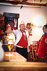 05 StandQua UT 2026-02-08 02  Tour-Tag, 8. Februar -Start war an diesem Sonntag mit der Herrensitzung der Rot-Weißen aus Hamborn im Abteikeller. Danach wurde uns  eine Spende für den neuen Inklusions-Bus vom Meidericher Hilfswerk e.V. übergeben. Weiter zur Herrensitzung  der » Blauen Jungs « an gewohnter Stätte. Zur Stärkung zwischendurch war dann das Grünkohlessen von Bienen Lindner im „Langgasthof Schenke“. Nach einem Besuch in unserem Standquartier, UT_Ungelsheimer Treff“, waren wir beim 4:2 des MSV vs. Verl in der schauinsland-reisen Arena. : DVPJ, Toni I, Jules I., Prinz Karneval, Prinz, Prinzessin Aileen I., Hofmarschälle, Page, Pagen, Paginnen, HDK, Duisburg, Karneval, Helau, Tollität, Event, Session 2025, Session 2025, HDK Duisburg, Hauptausschuss, Hauptausschuss Karneval Duisburg, Duisburg ist echt