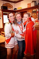 05 StandQua UT 2026-02-08 03  Tour-Tag, 8. Februar -Start war an diesem Sonntag mit der Herrensitzung der Rot-Weißen aus Hamborn im Abteikeller. Danach wurde uns  eine Spende für den neuen Inklusions-Bus vom Meidericher Hilfswerk e.V. übergeben. Weiter zur Herrensitzung  der » Blauen Jungs « an gewohnter Stätte. Zur Stärkung zwischendurch war dann das Grünkohlessen von Bienen Lindner im „Langgasthof Schenke“. Nach einem Besuch in unserem Standquartier, UT_Ungelsheimer Treff“, waren wir beim 4:2 des MSV vs. Verl in der schauinsland-reisen Arena. : DVPJ, Toni I, Jules I., Prinz Karneval, Prinz, Prinzessin Aileen I., Hofmarschälle, Page, Pagen, Paginnen, HDK, Duisburg, Karneval, Helau, Tollität, Event, Session 2025, Session 2025, HDK Duisburg, Hauptausschuss, Hauptausschuss Karneval Duisburg, Duisburg ist echt