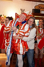 05 StandQua UT 2026-02-08 04  Tour-Tag, 8. Februar -Start war an diesem Sonntag mit der Herrensitzung der Rot-Weißen aus Hamborn im Abteikeller. Danach wurde uns  eine Spende für den neuen Inklusions-Bus vom Meidericher Hilfswerk e.V. übergeben. Weiter zur Herrensitzung  der » Blauen Jungs « an gewohnter Stätte. Zur Stärkung zwischendurch war dann das Grünkohlessen von Bienen Lindner im „Langgasthof Schenke“. Nach einem Besuch in unserem Standquartier, UT_Ungelsheimer Treff“, waren wir beim 4:2 des MSV vs. Verl in der schauinsland-reisen Arena. : DVPJ, Toni I, Jules I., Prinz Karneval, Prinz, Prinzessin Aileen I., Hofmarschälle, Page, Pagen, Paginnen, HDK, Duisburg, Karneval, Helau, Tollität, Event, Session 2025, Session 2025, HDK Duisburg, Hauptausschuss, Hauptausschuss Karneval Duisburg, Duisburg ist echt