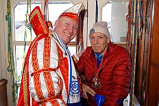 05 StandQua UT 2026-02-08 05  Tour-Tag, 8. Februar -Start war an diesem Sonntag mit der Herrensitzung der Rot-Weißen aus Hamborn im Abteikeller. Danach wurde uns  eine Spende für den neuen Inklusions-Bus vom Meidericher Hilfswerk e.V. übergeben. Weiter zur Herrensitzung  der » Blauen Jungs « an gewohnter Stätte. Zur Stärkung zwischendurch war dann das Grünkohlessen von Bienen Lindner im „Langgasthof Schenke“. Nach einem Besuch in unserem Standquartier, UT_Ungelsheimer Treff“, waren wir beim 4:2 des MSV vs. Verl in der schauinsland-reisen Arena. : DVPJ, Toni I, Jules I., Prinz Karneval, Prinz, Prinzessin Aileen I., Hofmarschälle, Page, Pagen, Paginnen, HDK, Duisburg, Karneval, Helau, Tollität, Event, Session 2025, Session 2025, HDK Duisburg, Hauptausschuss, Hauptausschuss Karneval Duisburg, Duisburg ist echt