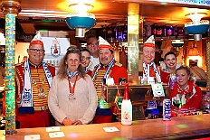 05 StandQua UT 2026-02-08 06  Tour-Tag, 8. Februar -Start war an diesem Sonntag mit der Herrensitzung der Rot-Weißen aus Hamborn im Abteikeller. Danach wurde uns  eine Spende für den neuen Inklusions-Bus vom Meidericher Hilfswerk e.V. übergeben. Weiter zur Herrensitzung  der » Blauen Jungs « an gewohnter Stätte. Zur Stärkung zwischendurch war dann das Grünkohlessen von Bienen Lindner im „Langgasthof Schenke“. Nach einem Besuch in unserem Standquartier, UT_Ungelsheimer Treff“, waren wir beim 4:2 des MSV vs. Verl in der schauinsland-reisen Arena. : DVPJ, Toni I, Jules I., Prinz Karneval, Prinz, Prinzessin Aileen I., Hofmarschälle, Page, Pagen, Paginnen, HDK, Duisburg, Karneval, Helau, Tollität, Event, Session 2025, Session 2025, HDK Duisburg, Hauptausschuss, Hauptausschuss Karneval Duisburg, Duisburg ist echt