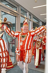 01 Beim-WDR 2026-02-08 03  Tour-Tag, 9. Februar - Mittags stand der Empfang bei Prinzencrew beim WDR auf dem Programm, herzlich begrüßt durch „Manni“. Dann einmal Seniorenkarneval an der Zechenstraße in Homberg. Zum guten Schluß dann das Senatorenessen im Binnschiffahrtsmuseum der KG Weiß-Grün Ruhrort. : DVPJ, Toni I, Jules I., Prinz Karneval, Prinz, Prinzessin Aileen I., Hofmarschälle, Page, Pagen, Paginnen, HDK, Duisburg, Karneval, Helau, Tollität, Event, Session 2025, Session 2025, HDK Duisburg, Hauptausschuss, Hauptausschuss Karneval Duisburg, Duisburg ist echt