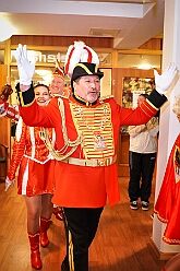 02 Seniorenk Narrenzunft 20206-02-09 02  Tour-Tag, 9. Februar - Mittags stand der Empfang bei Prinzencrew beim WDR auf dem Programm, herzlich begrüßt durch „Manni“. Dann einmal Seniorenkarneval an der Zechenstraße in Homberg. Zum guten Schluß dann das Senatorenessen im Binnschiffahrtsmuseum der KG Weiß-Grün Ruhrort. : DVPJ, Toni I, Jules I., Prinz Karneval, Prinz, Prinzessin Aileen I., Hofmarschälle, Page, Pagen, Paginnen, HDK, Duisburg, Karneval, Helau, Tollität, Event, Session 2025, Session 2025, HDK Duisburg, Hauptausschuss, Hauptausschuss Karneval Duisburg, Duisburg ist echt