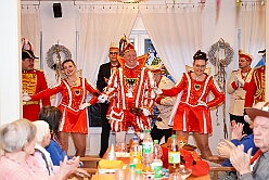 02 Seniorenk Narrenzunft 20206-02-09 04  Tour-Tag, 9. Februar - Mittags stand der Empfang bei Prinzencrew beim WDR auf dem Programm, herzlich begrüßt durch „Manni“. Dann einmal Seniorenkarneval an der Zechenstraße in Homberg. Zum guten Schluß dann das Senatorenessen im Binnschiffahrtsmuseum der KG Weiß-Grün Ruhrort. : DVPJ, Toni I, Jules I., Prinz Karneval, Prinz, Prinzessin Aileen I., Hofmarschälle, Page, Pagen, Paginnen, HDK, Duisburg, Karneval, Helau, Tollität, Event, Session 2025, Session 2025, HDK Duisburg, Hauptausschuss, Hauptausschuss Karneval Duisburg, Duisburg ist echt