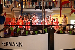 03 Senatoren WG Ruhrort 20206-02-09 08  Tour-Tag, 9. Februar - Mittags stand der Empfang bei Prinzencrew beim WDR auf dem Programm, herzlich begrüßt durch „Manni“. Dann einmal Seniorenkarneval an der Zechenstraße in Homberg. Zum guten Schluß dann das Senatorenessen im Binnschiffahrtsmuseum der KG Weiß-Grün Ruhrort. : DVPJ, Toni I, Jules I., Prinz Karneval, Prinz, Prinzessin Aileen I., Hofmarschälle, Page, Pagen, Paginnen, HDK, Duisburg, Karneval, Helau, Tollität, Event, Session 2025, Session 2025, HDK Duisburg, Hauptausschuss, Hauptausschuss Karneval Duisburg, Duisburg ist echt