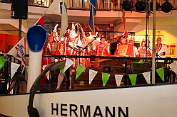 03 Senatoren WG Ruhrort 20206-02-09 12  Tour-Tag, 9. Februar - Mittags stand der Empfang bei Prinzencrew beim WDR auf dem Programm, herzlich begrüßt durch „Manni“. Dann einmal Seniorenkarneval an der Zechenstraße in Homberg. Zum guten Schluß dann das Senatorenessen im Binnschiffahrtsmuseum der KG Weiß-Grün Ruhrort. : DVPJ, Toni I, Jules I., Prinz Karneval, Prinz, Prinzessin Aileen I., Hofmarschälle, Page, Pagen, Paginnen, HDK, Duisburg, Karneval, Helau, Tollität, Event, Session 2025, Session 2025, HDK Duisburg, Hauptausschuss, Hauptausschuss Karneval Duisburg, Duisburg ist echt