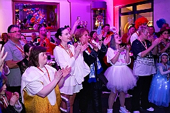 04 SZ Wanheimerort 2026-02-13 02  Tour-Tag, 13. Februar - Wir begannen den Freitagabend mit dem Kneipenkarneval im „Hultschiner Stübchen“ in Wanheimerort. Dann folgten die Karnevalsparty der der Rotgoldenen in Laar und der Klostersturm der Abteifrauen in Hamborn. Danach dann zur Kostümparty des SZ der Prinzengatde. Zum Abschluss dann  2 Termine in Serm, einmal zu den Amazonen und einmal bei der dortigen Prinzengarde. : DVPJ, Toni I, Jules I., Prinz Karneval, Prinz, Prinzessin Aileen I., Hofmarschälle, Page, Pagen, Paginnen, HDK, Duisburg, Karneval, Helau, Tollität, Event, Session 2025, Session 2025, HDK Duisburg, Hauptausschuss, Hauptausschuss Karneval Duisburg, Duisburg ist echt