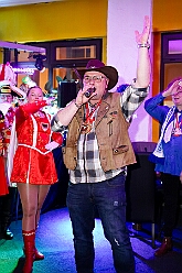 04 SZ Wanheimerort 2026-02-13 03  Tour-Tag, 13. Februar - Wir begannen den Freitagabend mit dem Kneipenkarneval im „Hultschiner Stübchen“ in Wanheimerort. Dann folgten die Karnevalsparty der der Rotgoldenen in Laar und der Klostersturm der Abteifrauen in Hamborn. Danach dann zur Kostümparty des SZ der Prinzengatde. Zum Abschluss dann  2 Termine in Serm, einmal zu den Amazonen und einmal bei der dortigen Prinzengarde. : DVPJ, Toni I, Jules I., Prinz Karneval, Prinz, Prinzessin Aileen I., Hofmarschälle, Page, Pagen, Paginnen, HDK, Duisburg, Karneval, Helau, Tollität, Event, Session 2025, Session 2025, HDK Duisburg, Hauptausschuss, Hauptausschuss Karneval Duisburg, Duisburg ist echt