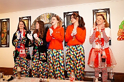 05 Serm Amazonen 2026-02-13 02  Tour-Tag, 13. Februar - Wir begannen den Freitagabend mit dem Kneipenkarneval im „Hultschiner Stübchen“ in Wanheimerort. Dann folgten die Karnevalsparty der der Rotgoldenen in Laar und der Klostersturm der Abteifrauen in Hamborn. Danach dann zur Kostümparty des SZ der Prinzengatde. Zum Abschluss dann  2 Termine in Serm, einmal zu den Amazonen und einmal bei der dortigen Prinzengarde. : DVPJ, Toni I, Jules I., Prinz Karneval, Prinz, Prinzessin Aileen I., Hofmarschälle, Page, Pagen, Paginnen, HDK, Duisburg, Karneval, Helau, Tollität, Event, Session 2025, Session 2025, HDK Duisburg, Hauptausschuss, Hauptausschuss Karneval Duisburg, Duisburg ist echt