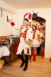 05 Serm Amazonen 2026-02-13 03  Tour-Tag, 13. Februar - Wir begannen den Freitagabend mit dem Kneipenkarneval im „Hultschiner Stübchen“ in Wanheimerort. Dann folgten die Karnevalsparty der der Rotgoldenen in Laar und der Klostersturm der Abteifrauen in Hamborn. Danach dann zur Kostümparty des SZ der Prinzengatde. Zum Abschluss dann  2 Termine in Serm, einmal zu den Amazonen und einmal bei der dortigen Prinzengarde. : DVPJ, Toni I, Jules I., Prinz Karneval, Prinz, Prinzessin Aileen I., Hofmarschälle, Page, Pagen, Paginnen, HDK, Duisburg, Karneval, Helau, Tollität, Event, Session 2025, Session 2025, HDK Duisburg, Hauptausschuss, Hauptausschuss Karneval Duisburg, Duisburg ist echt