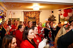 05 Serm Amazonen 2026-02-13 04  Tour-Tag, 13. Februar - Wir begannen den Freitagabend mit dem Kneipenkarneval im „Hultschiner Stübchen“ in Wanheimerort. Dann folgten die Karnevalsparty der der Rotgoldenen in Laar und der Klostersturm der Abteifrauen in Hamborn. Danach dann zur Kostümparty des SZ der Prinzengatde. Zum Abschluss dann  2 Termine in Serm, einmal zu den Amazonen und einmal bei der dortigen Prinzengarde. : DVPJ, Toni I, Jules I., Prinz Karneval, Prinz, Prinzessin Aileen I., Hofmarschälle, Page, Pagen, Paginnen, HDK, Duisburg, Karneval, Helau, Tollität, Event, Session 2025, Session 2025, HDK Duisburg, Hauptausschuss, Hauptausschuss Karneval Duisburg, Duisburg ist echt