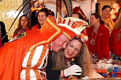 05 Serm Amazonen 2026-02-13 05  Tour-Tag, 13. Februar - Wir begannen den Freitagabend mit dem Kneipenkarneval im „Hultschiner Stübchen“ in Wanheimerort. Dann folgten die Karnevalsparty der der Rotgoldenen in Laar und der Klostersturm der Abteifrauen in Hamborn. Danach dann zur Kostümparty des SZ der Prinzengatde. Zum Abschluss dann  2 Termine in Serm, einmal zu den Amazonen und einmal bei der dortigen Prinzengarde. : DVPJ, Toni I, Jules I., Prinz Karneval, Prinz, Prinzessin Aileen I., Hofmarschälle, Page, Pagen, Paginnen, HDK, Duisburg, Karneval, Helau, Tollität, Event, Session 2025, Session 2025, HDK Duisburg, Hauptausschuss, Hauptausschuss Karneval Duisburg, Duisburg ist echt