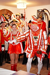 05 Serm Amazonen 2026-02-13 07  Tour-Tag, 13. Februar - Wir begannen den Freitagabend mit dem Kneipenkarneval im „Hultschiner Stübchen“ in Wanheimerort. Dann folgten die Karnevalsparty der der Rotgoldenen in Laar und der Klostersturm der Abteifrauen in Hamborn. Danach dann zur Kostümparty des SZ der Prinzengatde. Zum Abschluss dann  2 Termine in Serm, einmal zu den Amazonen und einmal bei der dortigen Prinzengarde. : DVPJ, Toni I, Jules I., Prinz Karneval, Prinz, Prinzessin Aileen I., Hofmarschälle, Page, Pagen, Paginnen, HDK, Duisburg, Karneval, Helau, Tollität, Event, Session 2025, Session 2025, HDK Duisburg, Hauptausschuss, Hauptausschuss Karneval Duisburg, Duisburg ist echt