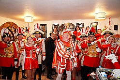 05 Serm Amazonen 2026-02-13 09  Tour-Tag, 13. Februar - Wir begannen den Freitagabend mit dem Kneipenkarneval im „Hultschiner Stübchen“ in Wanheimerort. Dann folgten die Karnevalsparty der der Rotgoldenen in Laar und der Klostersturm der Abteifrauen in Hamborn. Danach dann zur Kostümparty des SZ der Prinzengatde. Zum Abschluss dann  2 Termine in Serm, einmal zu den Amazonen und einmal bei der dortigen Prinzengarde. : DVPJ, Toni I, Jules I., Prinz Karneval, Prinz, Prinzessin Aileen I., Hofmarschälle, Page, Pagen, Paginnen, HDK, Duisburg, Karneval, Helau, Tollität, Event, Session 2025, Session 2025, HDK Duisburg, Hauptausschuss, Hauptausschuss Karneval Duisburg, Duisburg ist echt