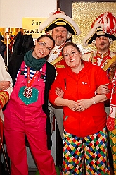 05 Serm Amazonen 2026-02-13 11  Tour-Tag, 13. Februar - Wir begannen den Freitagabend mit dem Kneipenkarneval im „Hultschiner Stübchen“ in Wanheimerort. Dann folgten die Karnevalsparty der der Rotgoldenen in Laar und der Klostersturm der Abteifrauen in Hamborn. Danach dann zur Kostümparty des SZ der Prinzengatde. Zum Abschluss dann  2 Termine in Serm, einmal zu den Amazonen und einmal bei der dortigen Prinzengarde. : DVPJ, Toni I, Jules I., Prinz Karneval, Prinz, Prinzessin Aileen I., Hofmarschälle, Page, Pagen, Paginnen, HDK, Duisburg, Karneval, Helau, Tollität, Event, Session 2025, Session 2025, HDK Duisburg, Hauptausschuss, Hauptausschuss Karneval Duisburg, Duisburg ist echt