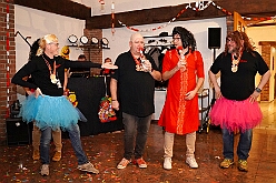 06 Serm Prinzengrde 2026-02-13 02  Tour-Tag, 13. Februar - Wir begannen den Freitagabend mit dem Kneipenkarneval im „Hultschiner Stübchen“ in Wanheimerort. Dann folgten die Karnevalsparty der der Rotgoldenen in Laar und der Klostersturm der Abteifrauen in Hamborn. Danach dann zur Kostümparty des SZ der Prinzengatde. Zum Abschluss dann  2 Termine in Serm, einmal zu den Amazonen und einmal bei der dortigen Prinzengarde. : DVPJ, Toni I, Jules I., Prinz Karneval, Prinz, Prinzessin Aileen I., Hofmarschälle, Page, Pagen, Paginnen, HDK, Duisburg, Karneval, Helau, Tollität, Event, Session 2025, Session 2025, HDK Duisburg, Hauptausschuss, Hauptausschuss Karneval Duisburg, Duisburg ist echt