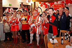 06 Serm Prinzengrde 2026-02-13 04  Tour-Tag, 13. Februar - Wir begannen den Freitagabend mit dem Kneipenkarneval im „Hultschiner Stübchen“ in Wanheimerort. Dann folgten die Karnevalsparty der der Rotgoldenen in Laar und der Klostersturm der Abteifrauen in Hamborn. Danach dann zur Kostümparty des SZ der Prinzengatde. Zum Abschluss dann  2 Termine in Serm, einmal zu den Amazonen und einmal bei der dortigen Prinzengarde. : DVPJ, Toni I, Jules I., Prinz Karneval, Prinz, Prinzessin Aileen I., Hofmarschälle, Page, Pagen, Paginnen, HDK, Duisburg, Karneval, Helau, Tollität, Event, Session 2025, Session 2025, HDK Duisburg, Hauptausschuss, Hauptausschuss Karneval Duisburg, Duisburg ist echt