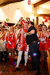 06 Serm Prinzengrde 2026-02-13 05  Tour-Tag, 13. Februar - Wir begannen den Freitagabend mit dem Kneipenkarneval im „Hultschiner Stübchen“ in Wanheimerort. Dann folgten die Karnevalsparty der der Rotgoldenen in Laar und der Klostersturm der Abteifrauen in Hamborn. Danach dann zur Kostümparty des SZ der Prinzengatde. Zum Abschluss dann  2 Termine in Serm, einmal zu den Amazonen und einmal bei der dortigen Prinzengarde. : DVPJ, Toni I, Jules I., Prinz Karneval, Prinz, Prinzessin Aileen I., Hofmarschälle, Page, Pagen, Paginnen, HDK, Duisburg, Karneval, Helau, Tollität, Event, Session 2025, Session 2025, HDK Duisburg, Hauptausschuss, Hauptausschuss Karneval Duisburg, Duisburg ist echt