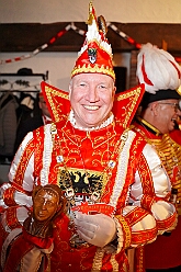 06 Serm Prinzengrde 2026-02-13 07  Tour-Tag, 13. Februar - Wir begannen den Freitagabend mit dem Kneipenkarneval im „Hultschiner Stübchen“ in Wanheimerort. Dann folgten die Karnevalsparty der der Rotgoldenen in Laar und der Klostersturm der Abteifrauen in Hamborn. Danach dann zur Kostümparty des SZ der Prinzengatde. Zum Abschluss dann  2 Termine in Serm, einmal zu den Amazonen und einmal bei der dortigen Prinzengarde. : DVPJ, Toni I, Jules I., Prinz Karneval, Prinz, Prinzessin Aileen I., Hofmarschälle, Page, Pagen, Paginnen, HDK, Duisburg, Karneval, Helau, Tollität, Event, Session 2025, Session 2025, HDK Duisburg, Hauptausschuss, Hauptausschuss Karneval Duisburg, Duisburg ist echt