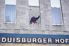 01 Wecken Kinderprinz 2026-02-14 02  Am Nelkensamstag, 14. Februar - Nach dem Wecken der Kinderprinezcrew, dem Besuch des Kinderkarnevalszugs in Hamborm und des Biwaks der Ehrengarde mit der Bürgergarde vor dem Forum, standen dann die letzten Saalveranstaltungen am Abend auf dem Programm. Wir bedanken uns nochmals für die tollen Geschenke die wir dort erhalten haben. : DVPJ, Toni I, Jules I., Prinz Karneval, Prinz, Prinzessin Aileen I., Hofmarschälle, Page, Pagen, Paginnen, HDK, Duisburg, Karneval, Helau, Tollität, Event, Session 2025, Session 2025, HDK Duisburg, Hauptausschuss, Hauptausschuss Karneval Duisburg, Duisburg ist echt