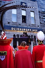 01 Wecken Kinderprinz 2026-02-14 03  Am Nelkensamstag, 14. Februar - Nach dem Wecken der Kinderprinezcrew, dem Besuch des Kinderkarnevalszugs in Hamborm und des Biwaks der Ehrengarde mit der Bürgergarde vor dem Forum, standen dann die letzten Saalveranstaltungen am Abend auf dem Programm. Wir bedanken uns nochmals für die tollen Geschenke die wir dort erhalten haben. : DVPJ, Toni I, Jules I., Prinz Karneval, Prinz, Prinzessin Aileen I., Hofmarschälle, Page, Pagen, Paginnen, HDK, Duisburg, Karneval, Helau, Tollität, Event, Session 2025, Session 2025, HDK Duisburg, Hauptausschuss, Hauptausschuss Karneval Duisburg, Duisburg ist echt