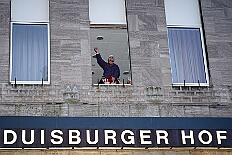 01 Wecken Kinderprinz 2026-02-14 06  Am Nelkensamstag, 14. Februar - Nach dem Wecken der Kinderprinezcrew, dem Besuch des Kinderkarnevalszugs in Hamborm und des Biwaks der Ehrengarde mit der Bürgergarde vor dem Forum, standen dann die letzten Saalveranstaltungen am Abend auf dem Programm. Wir bedanken uns nochmals für die tollen Geschenke die wir dort erhalten haben. : DVPJ, Toni I, Jules I., Prinz Karneval, Prinz, Prinzessin Aileen I., Hofmarschälle, Page, Pagen, Paginnen, HDK, Duisburg, Karneval, Helau, Tollität, Event, Session 2025, Session 2025, HDK Duisburg, Hauptausschuss, Hauptausschuss Karneval Duisburg, Duisburg ist echt