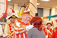 02 Kinderkarnevalszug 2026-02-14 11  Am Nelkensamstag, 14. Februar - Nach dem Wecken der Kinderprinezcrew, dem Besuch des Kinderkarnevalszugs in Hamborm und des Biwaks der Ehrengarde mit der Bürgergarde vor dem Forum, standen dann die letzten Saalveranstaltungen am Abend auf dem Programm. Wir bedanken uns nochmals für die tollen Geschenke die wir dort erhalten haben. : DVPJ, Toni I, Jules I., Prinz Karneval, Prinz, Prinzessin Aileen I., Hofmarschälle, Page, Pagen, Paginnen, HDK, Duisburg, Karneval, Helau, Tollität, Event, Session 2025, Session 2025, HDK Duisburg, Hauptausschuss, Hauptausschuss Karneval Duisburg, Duisburg ist echt