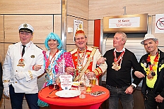 02 Kinderkarnevalszug 2026-02-14 14  Am Nelkensamstag, 14. Februar - Nach dem Wecken der Kinderprinezcrew, dem Besuch des Kinderkarnevalszugs in Hamborm und des Biwaks der Ehrengarde mit der Bürgergarde vor dem Forum, standen dann die letzten Saalveranstaltungen am Abend auf dem Programm. Wir bedanken uns nochmals für die tollen Geschenke die wir dort erhalten haben. : DVPJ, Toni I, Jules I., Prinz Karneval, Prinz, Prinzessin Aileen I., Hofmarschälle, Page, Pagen, Paginnen, HDK, Duisburg, Karneval, Helau, Tollität, Event, Session 2025, Session 2025, HDK Duisburg, Hauptausschuss, Hauptausschuss Karneval Duisburg, Duisburg ist echt