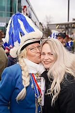 03 Biwak Ehreng Buergergrd 2026-02-14 02  Am Nelkensamstag, 14. Februar - Nach dem Wecken der Kinderprinezcrew, dem Besuch des Kinderkarnevalszugs in Hamborm und des Biwaks der Ehrengarde mit der Bürgergarde vor dem Forum, standen dann die letzten Saalveranstaltungen am Abend auf dem Programm. Wir bedanken uns nochmals für die tollen Geschenke die wir dort erhalten haben. : DVPJ, Toni I, Jules I., Prinz Karneval, Prinz, Prinzessin Aileen I., Hofmarschälle, Page, Pagen, Paginnen, HDK, Duisburg, Karneval, Helau, Tollität, Event, Session 2025, Session 2025, HDK Duisburg, Hauptausschuss, Hauptausschuss Karneval Duisburg, Duisburg ist echt