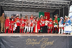 03 Biwak Ehreng Buergergrd 2026-02-14 12  Am Nelkensamstag, 14. Februar - Nach dem Wecken der Kinderprinezcrew, dem Besuch des Kinderkarnevalszugs in Hamborm und des Biwaks der Ehrengarde mit der Bürgergarde vor dem Forum, standen dann die letzten Saalveranstaltungen am Abend auf dem Programm. Wir bedanken uns nochmals für die tollen Geschenke die wir dort erhalten haben. : DVPJ, Toni I, Jules I., Prinz Karneval, Prinz, Prinzessin Aileen I., Hofmarschälle, Page, Pagen, Paginnen, HDK, Duisburg, Karneval, Helau, Tollität, Event, Session 2025, Session 2025, HDK Duisburg, Hauptausschuss, Hauptausschuss Karneval Duisburg, Duisburg ist echt