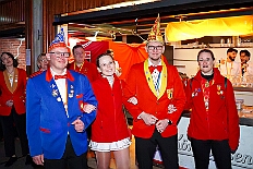 06 Prunks RG Laar 2026-02-14 04  Am Nelkensamstag, 14. Februar - Nach dem Wecken der Kinderprinezcrew, dem Besuch des Kinderkarnevalszugs in Hamborm und des Biwaks der Ehrengarde mit der Bürgergarde vor dem Forum, standen dann die letzten Saalveranstaltungen am Abend auf dem Programm. Wir bedanken uns nochmals für die tollen Geschenke die wir dort erhalten haben. : DVPJ, Toni I, Jules I., Prinz Karneval, Prinz, Prinzessin Aileen I., Hofmarschälle, Page, Pagen, Paginnen, HDK, Duisburg, Karneval, Helau, Tollität, Event, Session 2025, Session 2025, HDK Duisburg, Hauptausschuss, Hauptausschuss Karneval Duisburg, Duisburg ist echt