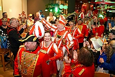 07 Funkenparty RoteFunken 2026-02-14 DSC05842  Am Nelkensamstag, 14. Februar - Nach dem Wecken der Kinderprinezcrew, dem Besuch des Kinderkarnevalszugs in Hamborm und des Biwaks der Ehrengarde mit der Bürgergarde vor dem Forum, standen dann die letzten Saalveranstaltungen am Abend auf dem Programm. Wir bedanken uns nochmals für die tollen Geschenke die wir dort erhalten haben. : DVPJ, Toni I, Jules I., Prinz Karneval, Prinz, Prinzessin Aileen I., Hofmarschälle, Page, Pagen, Paginnen, HDK, Duisburg, Karneval, Helau, Tollität, Event, Session 2025, Session 2025, HDK Duisburg, Hauptausschuss, Hauptausschuss Karneval Duisburg, Duisburg ist echt