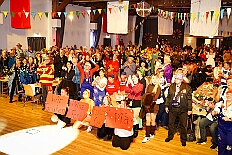 08 Schuetzenk Huckingen 2026-02-14 02  Am Nelkensamstag, 14. Februar - Nach dem Wecken der Kinderprinezcrew, dem Besuch des Kinderkarnevalszugs in Hamborm und des Biwaks der Ehrengarde mit der Bürgergarde vor dem Forum, standen dann die letzten Saalveranstaltungen am Abend auf dem Programm. Wir bedanken uns nochmals für die tollen Geschenke die wir dort erhalten haben. : DVPJ, Toni I, Jules I., Prinz Karneval, Prinz, Prinzessin Aileen I., Hofmarschälle, Page, Pagen, Paginnen, HDK, Duisburg, Karneval, Helau, Tollität, Event, Session 2025, Session 2025, HDK Duisburg, Hauptausschuss, Hauptausschuss Karneval Duisburg, Duisburg ist echt