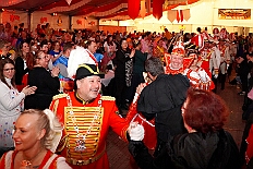09 Narrenkarrussel Serm 2026-02-14 01  Am Nelkensamstag, 14. Februar - Nach dem Wecken der Kinderprinezcrew, dem Besuch des Kinderkarnevalszugs in Hamborm und des Biwaks der Ehrengarde mit der Bürgergarde vor dem Forum, standen dann die letzten Saalveranstaltungen am Abend auf dem Programm. Wir bedanken uns nochmals für die tollen Geschenke die wir dort erhalten haben. : DVPJ, Toni I, Jules I., Prinz Karneval, Prinz, Prinzessin Aileen I., Hofmarschälle, Page, Pagen, Paginnen, HDK, Duisburg, Karneval, Helau, Tollität, Event, Session 2025, Session 2025, HDK Duisburg, Hauptausschuss, Hauptausschuss Karneval Duisburg, Duisburg ist echt