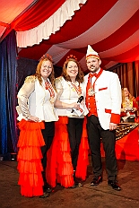 09 Narrenkarrussel Serm 2026-02-14 02  Am Nelkensamstag, 14. Februar - Nach dem Wecken der Kinderprinezcrew, dem Besuch des Kinderkarnevalszugs in Hamborm und des Biwaks der Ehrengarde mit der Bürgergarde vor dem Forum, standen dann die letzten Saalveranstaltungen am Abend auf dem Programm. Wir bedanken uns nochmals für die tollen Geschenke die wir dort erhalten haben. : DVPJ, Toni I, Jules I., Prinz Karneval, Prinz, Prinzessin Aileen I., Hofmarschälle, Page, Pagen, Paginnen, HDK, Duisburg, Karneval, Helau, Tollität, Event, Session 2025, Session 2025, HDK Duisburg, Hauptausschuss, Hauptausschuss Karneval Duisburg, Duisburg ist echt