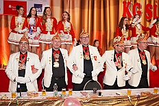 09 Narrenkarrussel Serm 2026-02-14 10  Am Nelkensamstag, 14. Februar - Nach dem Wecken der Kinderprinezcrew, dem Besuch des Kinderkarnevalszugs in Hamborm und des Biwaks der Ehrengarde mit der Bürgergarde vor dem Forum, standen dann die letzten Saalveranstaltungen am Abend auf dem Programm. Wir bedanken uns nochmals für die tollen Geschenke die wir dort erhalten haben. : DVPJ, Toni I, Jules I., Prinz Karneval, Prinz, Prinzessin Aileen I., Hofmarschälle, Page, Pagen, Paginnen, HDK, Duisburg, Karneval, Helau, Tollität, Event, Session 2025, Session 2025, HDK Duisburg, Hauptausschuss, Hauptausschuss Karneval Duisburg, Duisburg ist echt