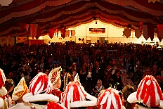 09 Narrenkarrussel Serm 2026-02-14 11  Am Nelkensamstag, 14. Februar - Nach dem Wecken der Kinderprinezcrew, dem Besuch des Kinderkarnevalszugs in Hamborm und des Biwaks der Ehrengarde mit der Bürgergarde vor dem Forum, standen dann die letzten Saalveranstaltungen am Abend auf dem Programm. Wir bedanken uns nochmals für die tollen Geschenke die wir dort erhalten haben. : DVPJ, Toni I, Jules I., Prinz Karneval, Prinz, Prinzessin Aileen I., Hofmarschälle, Page, Pagen, Paginnen, HDK, Duisburg, Karneval, Helau, Tollität, Event, Session 2025, Session 2025, HDK Duisburg, Hauptausschuss, Hauptausschuss Karneval Duisburg, Duisburg ist echt