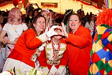 09 Narrenkarrussel Serm 2026-02-14 12  Am Nelkensamstag, 14. Februar - Nach dem Wecken der Kinderprinezcrew, dem Besuch des Kinderkarnevalszugs in Hamborm und des Biwaks der Ehrengarde mit der Bürgergarde vor dem Forum, standen dann die letzten Saalveranstaltungen am Abend auf dem Programm. Wir bedanken uns nochmals für die tollen Geschenke die wir dort erhalten haben. : DVPJ, Toni I, Jules I., Prinz Karneval, Prinz, Prinzessin Aileen I., Hofmarschälle, Page, Pagen, Paginnen, HDK, Duisburg, Karneval, Helau, Tollität, Event, Session 2025, Session 2025, HDK Duisburg, Hauptausschuss, Hauptausschuss Karneval Duisburg, Duisburg ist echt