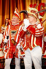 09 Narrenkarrussel Serm 2026-02-14 13  Am Nelkensamstag, 14. Februar - Nach dem Wecken der Kinderprinezcrew, dem Besuch des Kinderkarnevalszugs in Hamborm und des Biwaks der Ehrengarde mit der Bürgergarde vor dem Forum, standen dann die letzten Saalveranstaltungen am Abend auf dem Programm. Wir bedanken uns nochmals für die tollen Geschenke die wir dort erhalten haben. : DVPJ, Toni I, Jules I., Prinz Karneval, Prinz, Prinzessin Aileen I., Hofmarschälle, Page, Pagen, Paginnen, HDK, Duisburg, Karneval, Helau, Tollität, Event, Session 2025, Session 2025, HDK Duisburg, Hauptausschuss, Hauptausschuss Karneval Duisburg, Duisburg ist echt