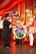 09 Narrenkarrussel Serm 2026-02-14 17  Am Nelkensamstag, 14. Februar - Nach dem Wecken der Kinderprinezcrew, dem Besuch des Kinderkarnevalszugs in Hamborm und des Biwaks der Ehrengarde mit der Bürgergarde vor dem Forum, standen dann die letzten Saalveranstaltungen am Abend auf dem Programm. Wir bedanken uns nochmals für die tollen Geschenke die wir dort erhalten haben. : DVPJ, Toni I, Jules I., Prinz Karneval, Prinz, Prinzessin Aileen I., Hofmarschälle, Page, Pagen, Paginnen, HDK, Duisburg, Karneval, Helau, Tollität, Event, Session 2025, Session 2025, HDK Duisburg, Hauptausschuss, Hauptausschuss Karneval Duisburg, Duisburg ist echt