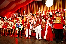 09 Narrenkarrussel Serm 2026-02-14 18  Am Nelkensamstag, 14. Februar - Nach dem Wecken der Kinderprinezcrew, dem Besuch des Kinderkarnevalszugs in Hamborm und des Biwaks der Ehrengarde mit der Bürgergarde vor dem Forum, standen dann die letzten Saalveranstaltungen am Abend auf dem Programm. Wir bedanken uns nochmals für die tollen Geschenke die wir dort erhalten haben. : DVPJ, Toni I, Jules I., Prinz Karneval, Prinz, Prinzessin Aileen I., Hofmarschälle, Page, Pagen, Paginnen, HDK, Duisburg, Karneval, Helau, Tollität, Event, Session 2025, Session 2025, HDK Duisburg, Hauptausschuss, Hauptausschuss Karneval Duisburg, Duisburg ist echt