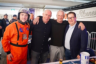 Fruehschoppen GentlemensClub 2026-02-15 06  Samstag, 25. Mai 2024 - Die zu Crew zu Gast bei den V8 Amigos. Zu bestaunen für den guten Zweck gab es amerikanische Cars & Bikes beim 9th Logport Charity Event vor Manu´s Treff, dem Imbiss im Logport Rheinhausen. Am Nachmittag besuchten wir das XVI. MERCURALIA der Römergarde der Stadt Duisburg in Dinslaken. : DVPJ, Toni I, Jules I., Prinz Karneval, Prinz, Prinzessin Aileen I., Hofmarschälle, Page, Pagen, Paginnen, HDK, Duisburg, Karneval, Helau, Tollität, Event, Session 2025, Session 2025, HDK Duisburg, Hauptausschuss, Hauptausschuss Karneval Duisburg, Duisburg ist echt