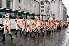 Rosenmontag Wecken Rathaus Umzug Heerlager 2026-02-16 001  Rosenmontag 2026 - Es sollte unser schönster Tag werden, aber das Wetter wollte es anders. Trotzdem wird er unvergesslich bleiben. Beim Wecken  vor dem WYNDHAM Hotel Duisburger Hof war es schon recht ungemütlich. Danach verbrachten wir ein paar schöne Stunden in unserem Rathaus, beim Prinzenfrühstück mit OB Sören Link. Pünktlich zum Start des Rosenmontagszugs geht es los mit dem Regen, bis auf kurze Momente hielt er an bis zum Ende des Zuges. Nachdem sich alle im König Pilsener Festzelt auf gewärmt hatten, kamen auf der Bühne die Verabschiedung von unserer Crew, Toni I., und der Kinderprinzencrew 2026. : DVPJ, Toni I, Jules I., Prinz Karneval, Prinz, Prinzessin Aileen I., Hofmarschälle, Page, Pagen, Paginnen, HDK, Duisburg, Karneval, Helau, Tollität, Event, Session 2025, Session 2025, HDK Duisburg, Hauptausschuss, Hauptausschuss Karneval Duisburg, Duisburg ist echt