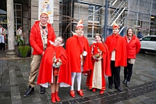 Rosenmontag Wecken Rathaus Umzug Heerlager 2026-02-16 002  Rosenmontag 2026 - Es sollte unser schönster Tag werden, aber das Wetter wollte es anders. Trotzdem wird er unvergesslich bleiben. Beim Wecken  vor dem WYNDHAM Hotel Duisburger Hof war es schon recht ungemütlich. Danach verbrachten wir ein paar schöne Stunden in unserem Rathaus, beim Prinzenfrühstück mit OB Sören Link. Pünktlich zum Start des Rosenmontagszugs geht es los mit dem Regen, bis auf kurze Momente hielt er an bis zum Ende des Zuges. Nachdem sich alle im König Pilsener Festzelt auf gewärmt hatten, kamen auf der Bühne die Verabschiedung von unserer Crew, Toni I., und der Kinderprinzencrew 2026. : DVPJ, Toni I, Jules I., Prinz Karneval, Prinz, Prinzessin Aileen I., Hofmarschälle, Page, Pagen, Paginnen, HDK, Duisburg, Karneval, Helau, Tollität, Event, Session 2025, Session 2025, HDK Duisburg, Hauptausschuss, Hauptausschuss Karneval Duisburg, Duisburg ist echt