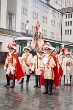 Rosenmontag Wecken Rathaus Umzug Heerlager 2026-02-16 004  Rosenmontag 2026 - Es sollte unser schönster Tag werden, aber das Wetter wollte es anders. Trotzdem wird er unvergesslich bleiben. Beim Wecken  vor dem WYNDHAM Hotel Duisburger Hof war es schon recht ungemütlich. Danach verbrachten wir ein paar schöne Stunden in unserem Rathaus, beim Prinzenfrühstück mit OB Sören Link. Pünktlich zum Start des Rosenmontagszugs geht es los mit dem Regen, bis auf kurze Momente hielt er an bis zum Ende des Zuges. Nachdem sich alle im König Pilsener Festzelt auf gewärmt hatten, kamen auf der Bühne die Verabschiedung von unserer Crew, Toni I., und der Kinderprinzencrew 2026. : DVPJ, Toni I, Jules I., Prinz Karneval, Prinz, Prinzessin Aileen I., Hofmarschälle, Page, Pagen, Paginnen, HDK, Duisburg, Karneval, Helau, Tollität, Event, Session 2025, Session 2025, HDK Duisburg, Hauptausschuss, Hauptausschuss Karneval Duisburg, Duisburg ist echt