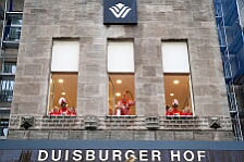 Rosenmontag Wecken Rathaus Umzug Heerlager 2026-02-16 005  Rosenmontag 2026 - Es sollte unser schönster Tag werden, aber das Wetter wollte es anders. Trotzdem wird er unvergesslich bleiben. Beim Wecken  vor dem WYNDHAM Hotel Duisburger Hof war es schon recht ungemütlich. Danach verbrachten wir ein paar schöne Stunden in unserem Rathaus, beim Prinzenfrühstück mit OB Sören Link. Pünktlich zum Start des Rosenmontagszugs geht es los mit dem Regen, bis auf kurze Momente hielt er an bis zum Ende des Zuges. Nachdem sich alle im König Pilsener Festzelt auf gewärmt hatten, kamen auf der Bühne die Verabschiedung von unserer Crew, Toni I., und der Kinderprinzencrew 2026. : DVPJ, Toni I, Jules I., Prinz Karneval, Prinz, Prinzessin Aileen I., Hofmarschälle, Page, Pagen, Paginnen, HDK, Duisburg, Karneval, Helau, Tollität, Event, Session 2025, Session 2025, HDK Duisburg, Hauptausschuss, Hauptausschuss Karneval Duisburg, Duisburg ist echt