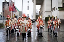 Rosenmontag Wecken Rathaus Umzug Heerlager 2026-02-16 007  Rosenmontag 2026 - Es sollte unser schönster Tag werden, aber das Wetter wollte es anders. Trotzdem wird er unvergesslich bleiben. Beim Wecken  vor dem WYNDHAM Hotel Duisburger Hof war es schon recht ungemütlich. Danach verbrachten wir ein paar schöne Stunden in unserem Rathaus, beim Prinzenfrühstück mit OB Sören Link. Pünktlich zum Start des Rosenmontagszugs geht es los mit dem Regen, bis auf kurze Momente hielt er an bis zum Ende des Zuges. Nachdem sich alle im König Pilsener Festzelt auf gewärmt hatten, kamen auf der Bühne die Verabschiedung von unserer Crew, Toni I., und der Kinderprinzencrew 2026. : DVPJ, Toni I, Jules I., Prinz Karneval, Prinz, Prinzessin Aileen I., Hofmarschälle, Page, Pagen, Paginnen, HDK, Duisburg, Karneval, Helau, Tollität, Event, Session 2025, Session 2025, HDK Duisburg, Hauptausschuss, Hauptausschuss Karneval Duisburg, Duisburg ist echt